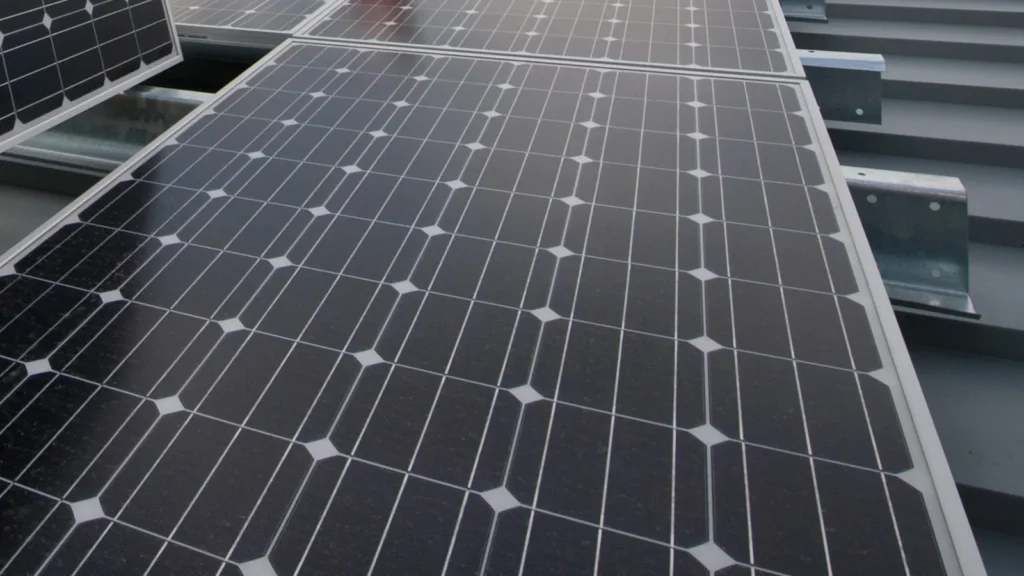 Paneles fotovoltaicos sobre una cubierta industrial