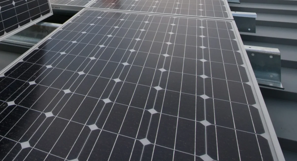 Paneles fotovoltaicos sobre una cubierta industrial