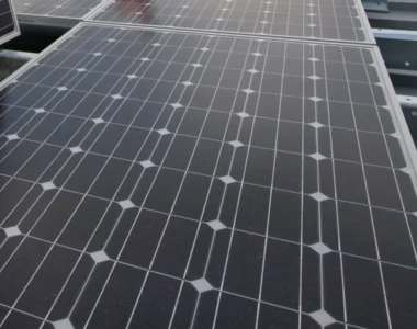 Paneles fotovoltaicos sobre una cubierta industrial